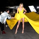 Für dieses Kleid braucht es viele Helferlein: Für die "Off-White"-Show im Rahmen der Paris Fashion Week, wird Model Karlie Kloss backstage für ihren Walk auf dem Laufsteg vorbereitet. 