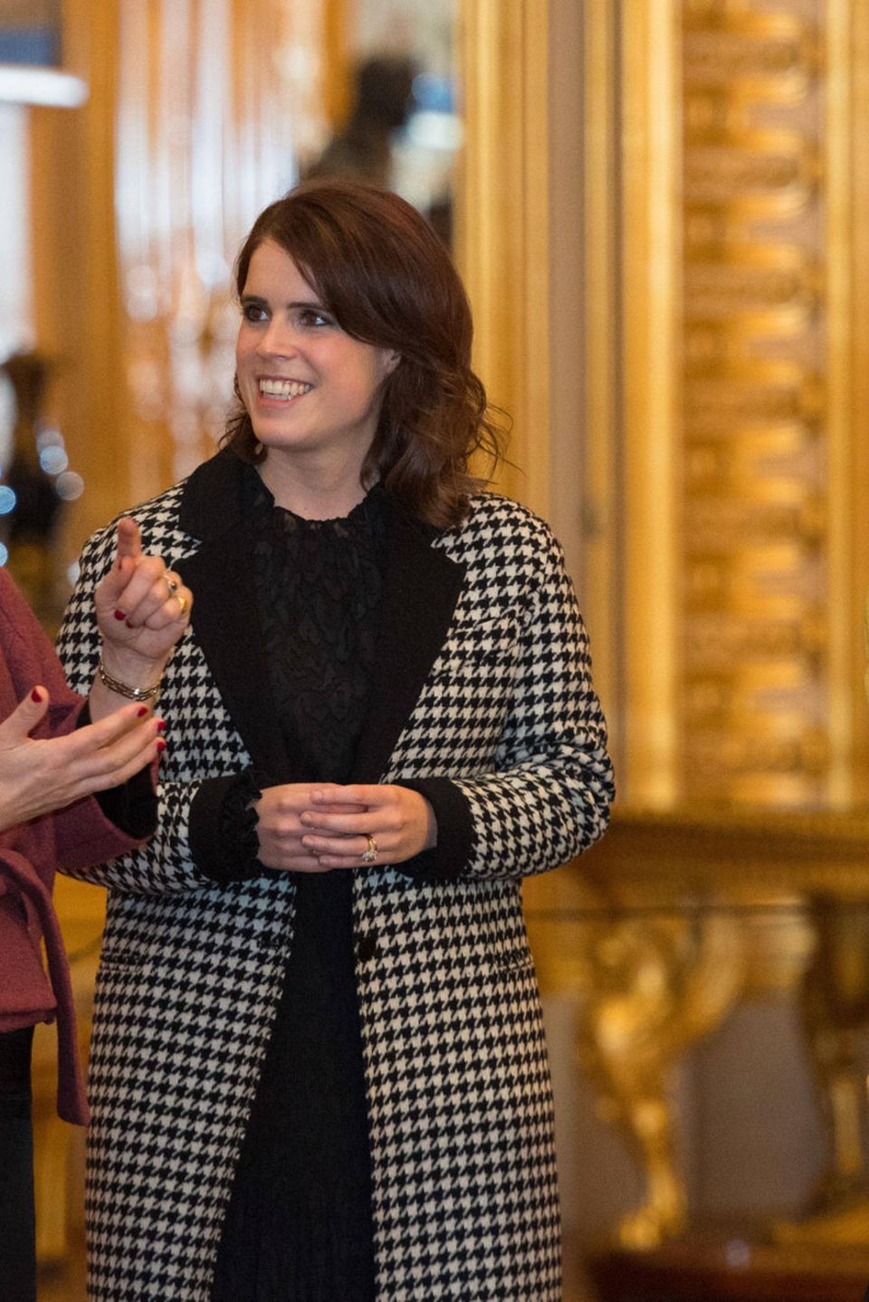 Prinzessin Eugenie mit verschränkten Armen – möchte sie etwas verstecken? Prinzessin Eugenie mit verschränkten Armen – möchte sie etwas verstecken?