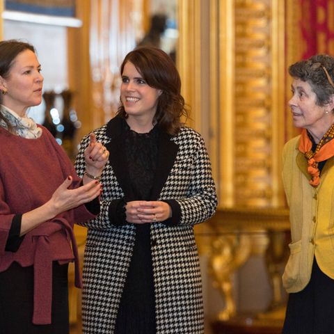 Prinzessin Eugenie mit verschränkten Armen – möchte sie etwas verstecken?