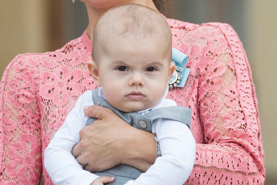 Royal-News über Prinz Oscar: 9. September 2016 Etwas skeptisch beäugt Prinz Oscar all die Fotografen, die zu der Taufe zur Schlosskirche von Schloss Drottningholm gekommen sind. Selber wurde er hier erst vor vier Monaten getauft. 9. September 2016 Etwas skeptisch beäugt Prinz Oscar all die Fotografen, die zu der Taufe zur Schlosskirche von Schloss Drottningholm gekommen sind. Selber wurde er hier erst vor vier Monaten getauft.