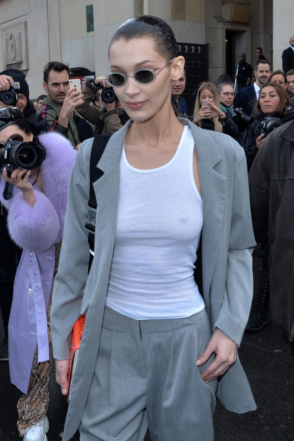 Als Model bei der Fashion Week kann es schon mal ganz schön stressig werden. Diese Erfahrung macht in diesem Jahr auch Bella Hadid: Die 22-Jährige scheint vor lauter Aufruhr ganz vergessen zu haben, sich einen BH anzuziehen ... Als Model bei der Fashion Week kann es schon mal ganz schön stressig werden. Diese Erfahrung macht in diesem Jahr auch Bella Hadid: Die 22-Jährige scheint vor lauter Aufruhr ganz vergessen zu haben, sich einen BH anzuziehen ...