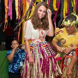 Auf Tuvalu mischt sich Kate unter die Hula-Tänzer und fällt in ihrer traditionellen Tracht kaum auf.