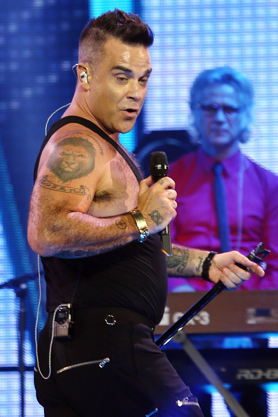 Im Jahr 2015 rockt Robbie Williams die Bühne im australischen Perth. Im hautengen Tanktop ist die damalige Figur des Sängers gut zu erkennen und es zeichnet sich ein kleines Bäuchlein ab. Doch so sieht der 45-Jährige nun nicht mehr aus ...