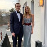 Zum Gridiron Dinner am ersten März-Wochenende geht Ivanka Trump mit ihrem "Hot Date", Ehemann Jared Kushner. So bezeichnet sie ihn zumindest unter diesem Instagram-Foto. Die Augenweide bleibt trotzdem sie selbst. In einem Paillettenkleid mit Samt-Details des Labels Markarian sieht sie einfach bezaubernd aus.