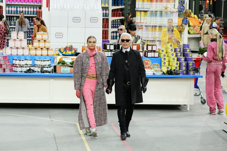 Das Leben ist ein Supermarkt! Im März 2014 gingen die Chanel-Models einkaufen, darunter natürlich auch Cara Delevingne als Lagerfeld-Muse.