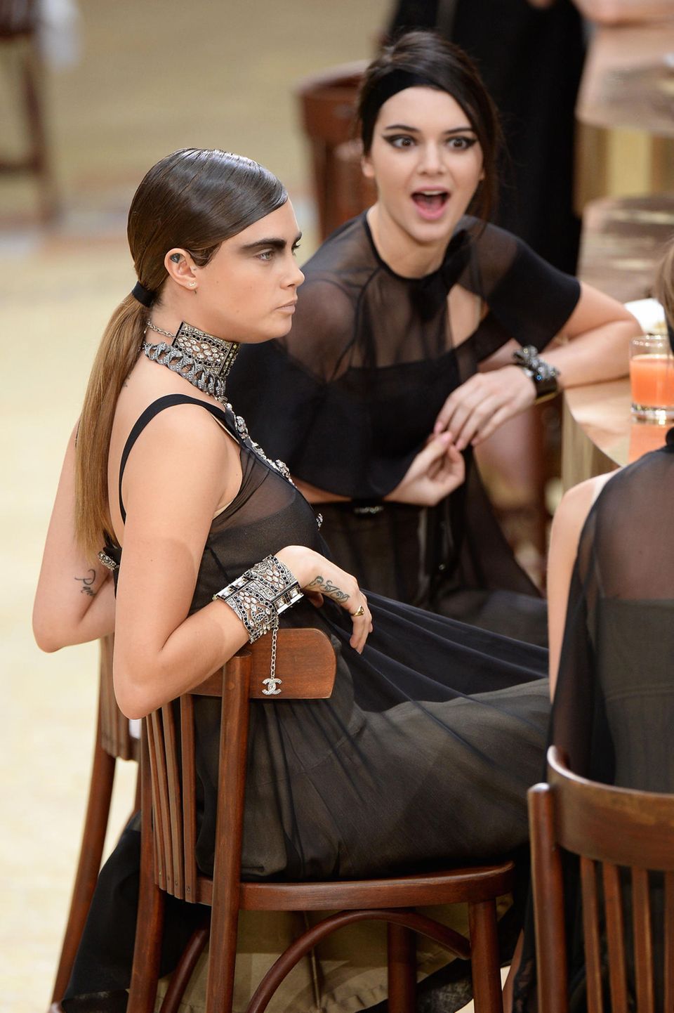 An der Bar amüsierten sich auch die Topmodels Cara Delevingne und Kendall Jenner. An der Bar amüsierten sich auch die Topmodels Cara Delevingne und Kendall Jenner.