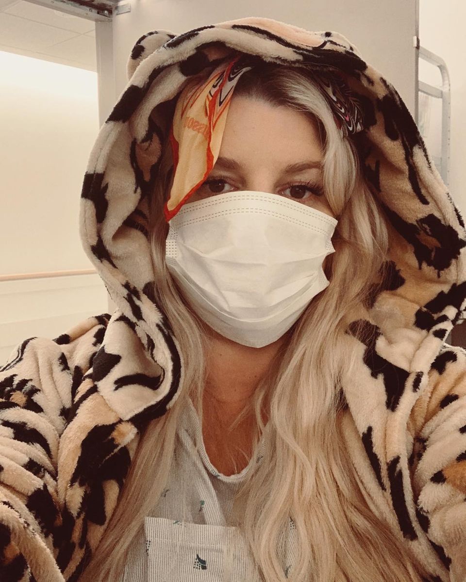 Die schwangere Jessica Simpson hat es nicht leicht: Es ist die mittlerweile vierte Bronchitis in zwei Monaten, die sie in das Krankenhaus zwingt. Nach dem Ultraschall kommt die Erleichterung: Ihrem heranwachsenden Baby geht es prächtig. Die Sängerin freut sich nun endlich wieder zu Hause sein. Die schwangere Jessica Simpson hat es nicht leicht: Es ist die mittlerweile vierte Bronchitis in zwei Monaten, die sie in das Krankenhaus zwingt. Nach dem Ultraschall kommt die Erleichterung: Ihrem heranwachsenden Baby geht es prächtig. Die Sängerin freut sich nun endlich wieder zu Hause sein.