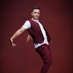 Özcan Cosar  Was viele nicht wissen: Der in Stuttgart geborene Comedian hat eine Ausbildung zum Fitnesslehrer absolviert und im Alter von 12 Jahren seine Leidenschaft für das Breakdance entdeckt. Umso mehr sind wir auf seine Performances bei "Let's Dance" gespannt. 