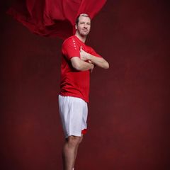 Pascal Hens  Für den Ex-Profi-Handballer wird die Teilnahme bei "Let's Dance" eine komplett neue Herausforderung darstellen. Wie sich der 2,03 Meter große Sportler schlagen wird? Wir sind gespannt!  