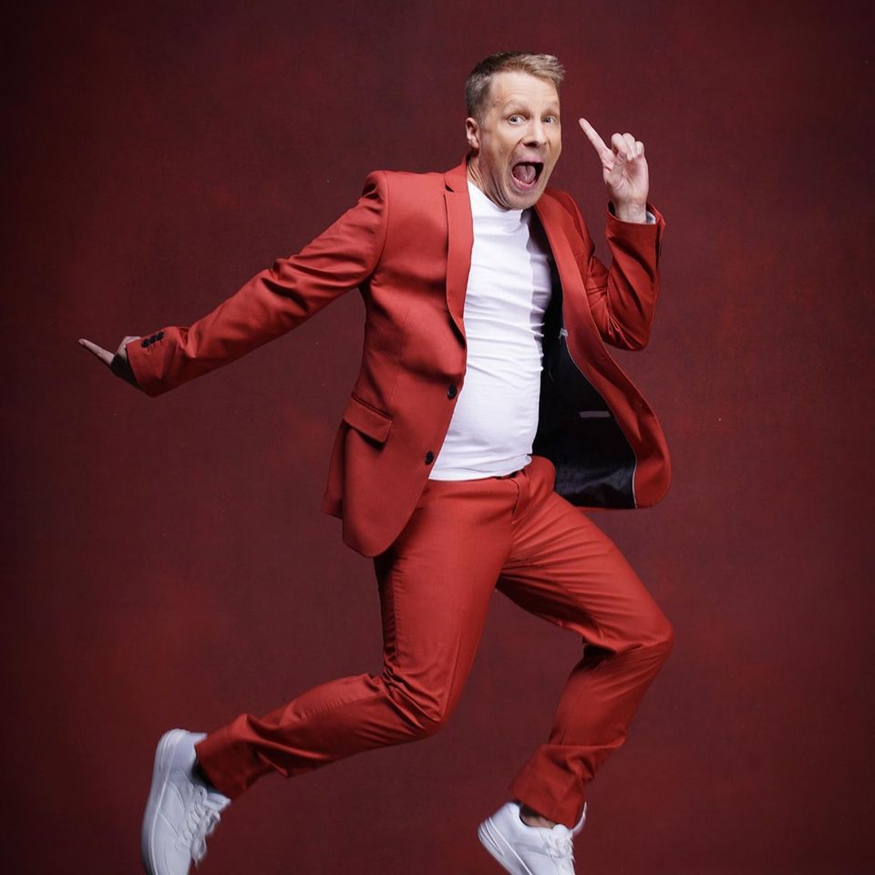 Oliver Pocher  Er zählt zu den Überraschungsteilnehmern der diesjährigen Staffel. Auf Instagram witzelt Pocher: "Professionelles Tanzen zu lernen ist die beste Gelegenheit um eines Tages bei Helene Fischer zu punkten."