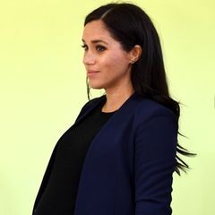 Beim Besuch des Gymnasiums Lycée Qualifiant in Marokko posiert Meghan mit ihrer runden Babykugel für die Fotografen. Ihre Hand schmückt ein Henna-Tattoo.