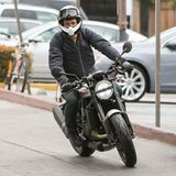 5. März 2019  Welchen Star haben die Paparazzi hier auf seinem Motorrad gesichtet? 