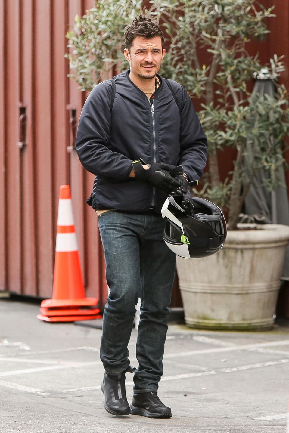 5. März 2019  Nachdem sich der Fahrer den Helm abgenommen hat, wird deutlich, dass es sich um Schauspieler Orlando Bloom handelt, der mit seinem Bike eine Spritztour unternommen hat. 