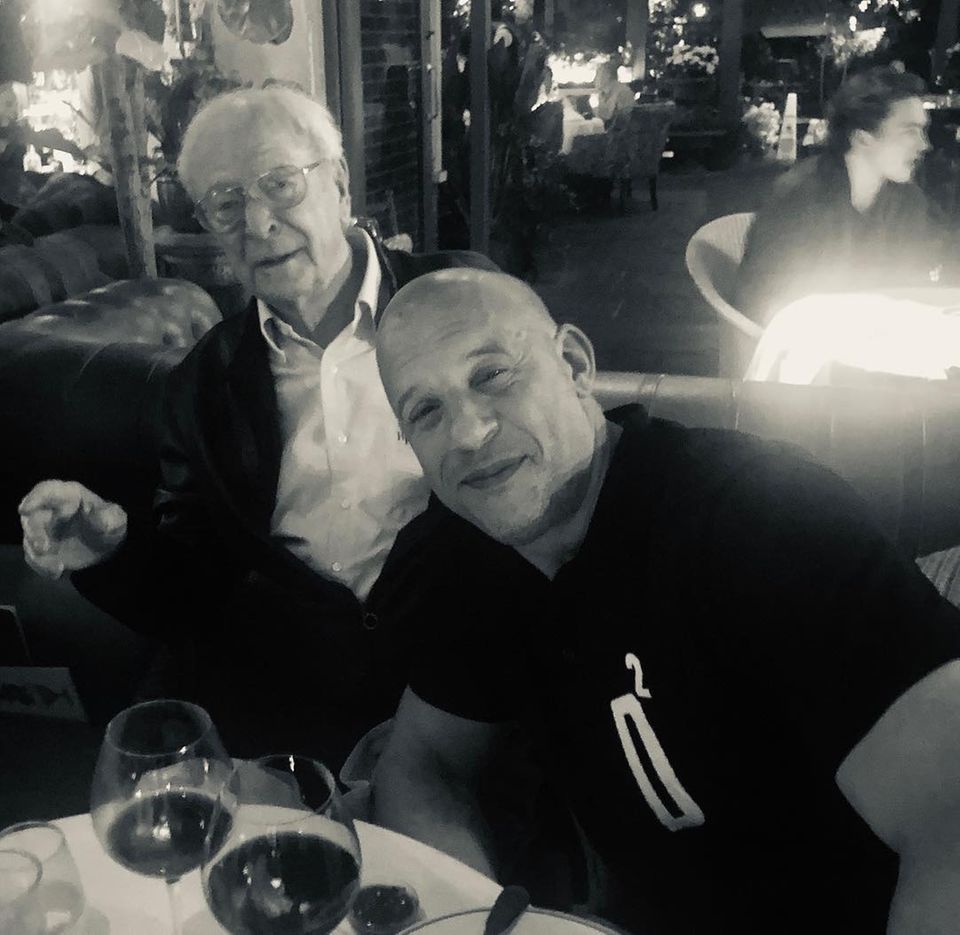 "Ich komme nie nach London ohne ein ordentliches Abendessen mit Papa, Sir Michael Cane", postet Hollywoodstar Vin Diesel. Schauspielkollege Michael Cane ist selbstverständlich nicht Vins Vater, die Bezeichnung dürfte aber viel über ihre jahrelange Freundschaft sagen. 