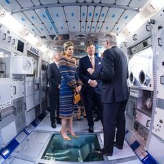 Willem-Alexander und Máxima schauen sich das "Columbus"-Modul an, ein in Bremen entwickeltes Weltraumlabor.
