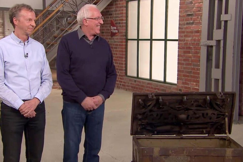 "Bares für Rares" (ZDF): Zwei Brüder und ihre "Regimentskassette" Zwei Brüder und ihre "Regimentskassette"