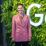 Prinzessin Victoria besucht in einem rosa Blazer das Google-Headquarter in Stockholm. Wer die Jacke jetzt in der Suchmaschine suchen möchte: Geben Sie doch einmal "victoria rodebjer" ein. So finden Sie schnell heraus, dass sie den Blazer des schwedischen Labels schon einmal trug - nur in einer anderen Kombination.