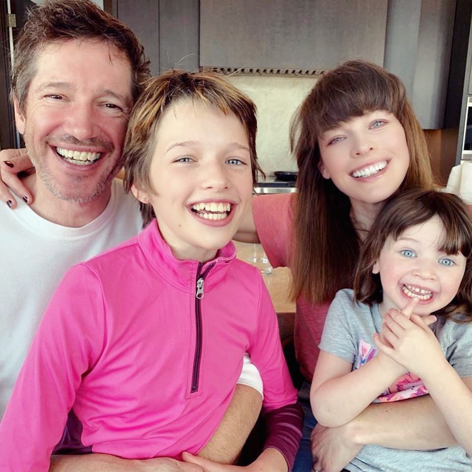 4. März 2019 Als Erinnerung an Papa Paul W. S. Andersons tolle Geburtstagsfeier rückt die Familie für ein fröhliches Gruppenfoto zusammen. Seine Töchter Ever und Dashiel und Ehefrau Milla Jovovich sorgen sichtbar für gute Laune. 4. März 2019 Als Erinnerung an Papa Paul W. S. Andersons tolle Geburtstagsfeier rückt die Familie für ein fröhliches Gruppenfoto zusammen. Seine Töchter Ever und Dashiel und Ehefrau Milla Jovovich sorgen sichtbar für gute Laune.