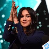 Während sich Herzogin Meghan beim Überraschungsauftritt Anfang März in London ganz casual in Jeans, Shirt und Blazer präsentiert, funkeln an ihren Fingern und Handgelenken ganz besondere Schmuckstücke. So trägt Meghan den goldenen Armreif "Wajiha" der Designerin Pippa Small für rund 380 Euro an ihrem rechten Handgelenk. Dazu reihen sich außerdem noch zwei weitere Armreife: die Goldstücke "Omeen" ebenfalls von Pippa Smalls für ca. 190 Euro sowie ein weiterer von Ralph Lauren. Auch ein "Tamaa"-Armband mit Rosenquartz von "Me to We" für rund 25 Euro schmückt das rechte Handgelenk von Herzogin Meghan.