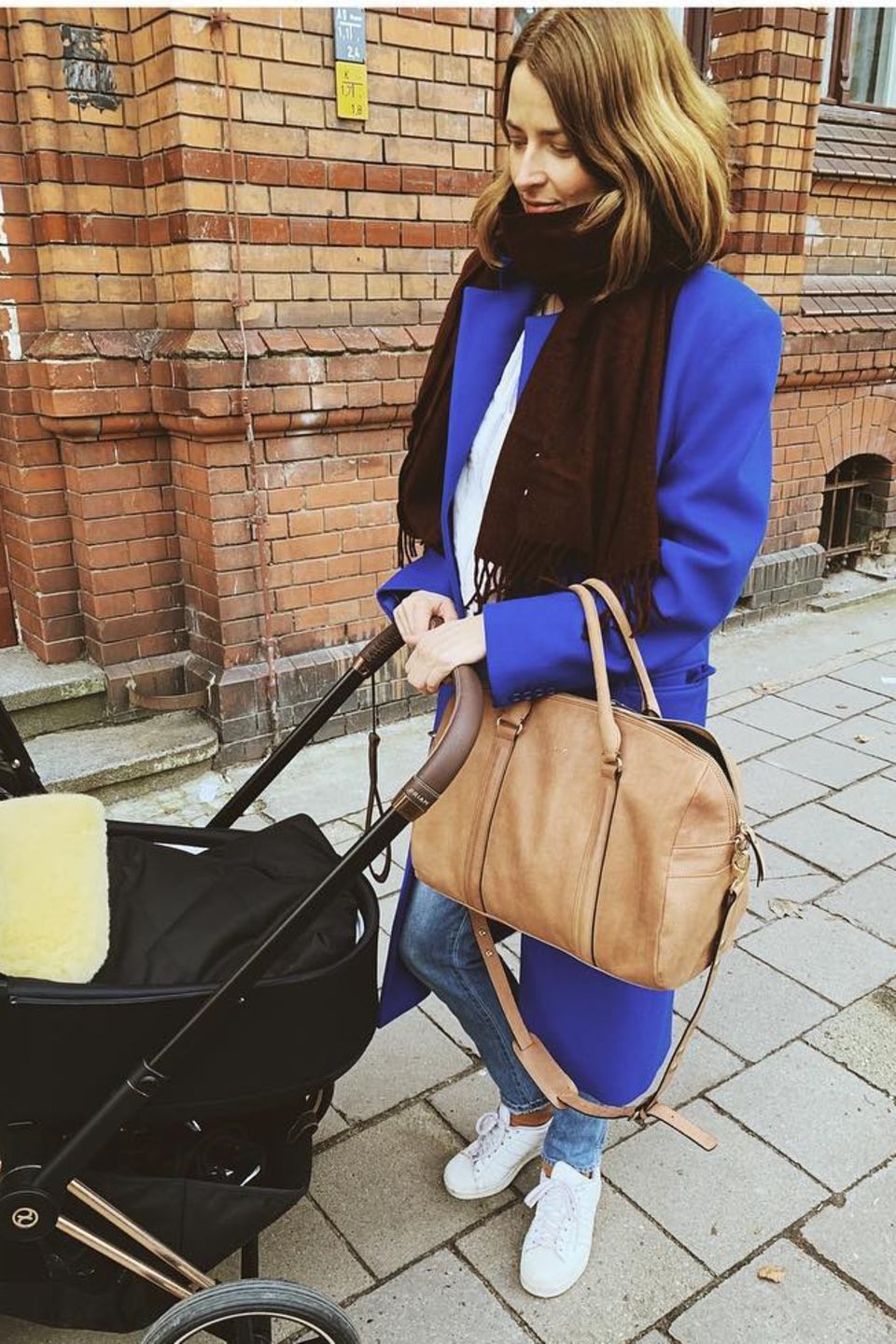6. März 2019   Schaut, wer da unterwegs ist: Model Eva Padberg und Töchterchen wagen einen Spaziergang.