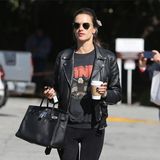 7. März 2019   In LAs Stadtteil Brentwood zeigt sich Supermodel Alessandra Ambrosio mit Kaffe und rockigem Outfit.