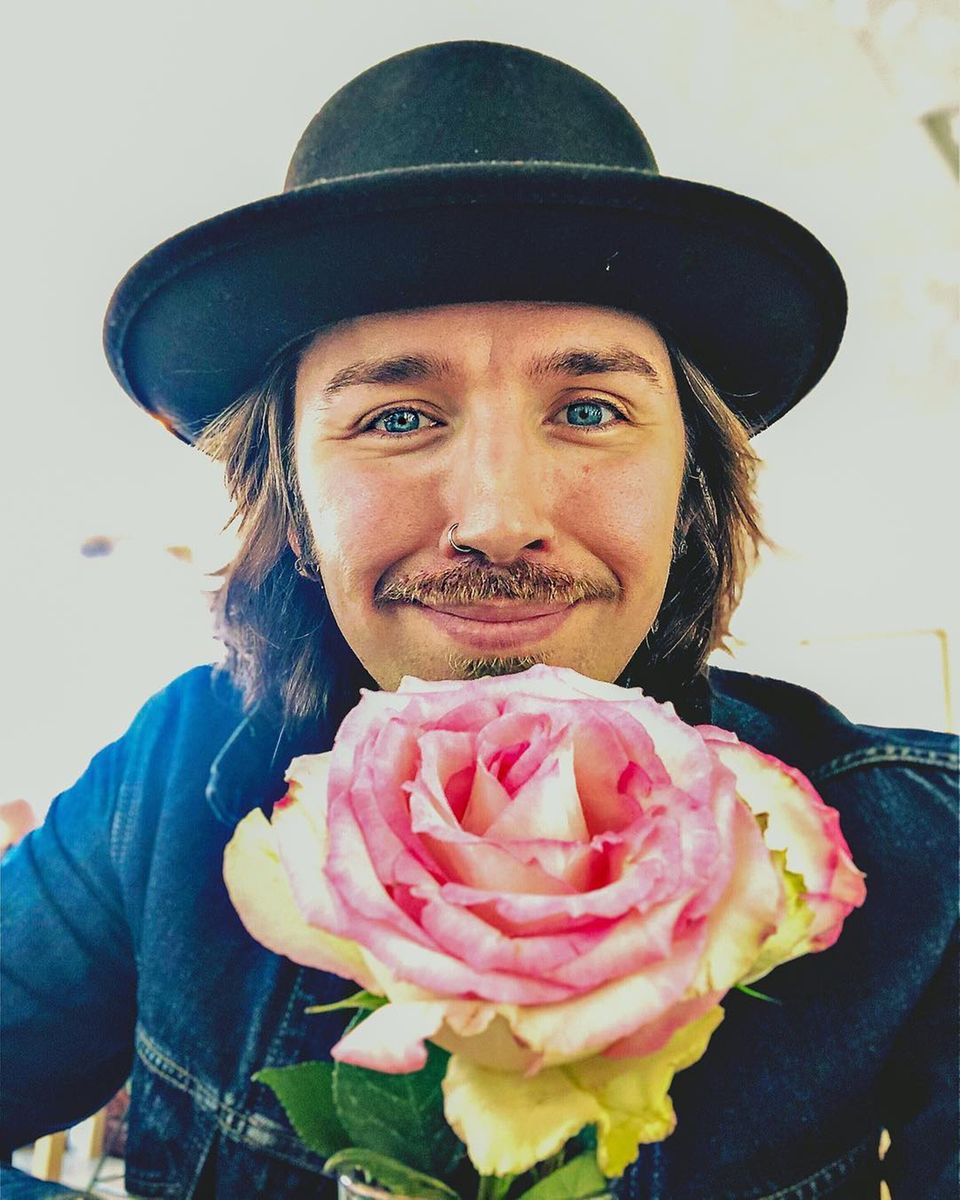 Pflichtbewusst teilt Gil Ofarim einen Gruß zum Weltfrauentag. Dabei fällt auf, dass der Musiker sich die Mähne stutzen lassen hat. Pflichtbewusst teilt Gil Ofarim einen Gruß zum Weltfrauentag. Dabei fällt auf, dass der Musiker sich die Mähne stutzen lassen hat.