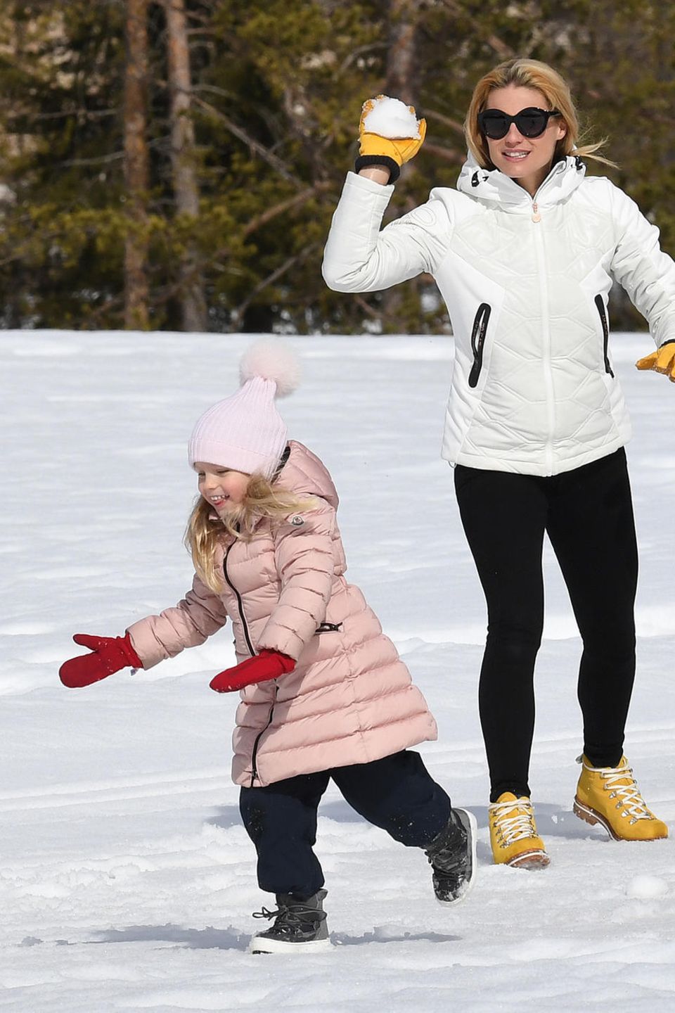 9. März 2019 In der zauberhaften italienischen Gemeinde St. Kassian spielt Michelle Hunziker mit ihren Töchtern Sole und Celeste im Schnee ... 9. März 2019 In der zauberhaften italienischen Gemeinde St. Kassian spielt Michelle Hunziker mit ihren Töchtern Sole und Celeste im Schnee ...