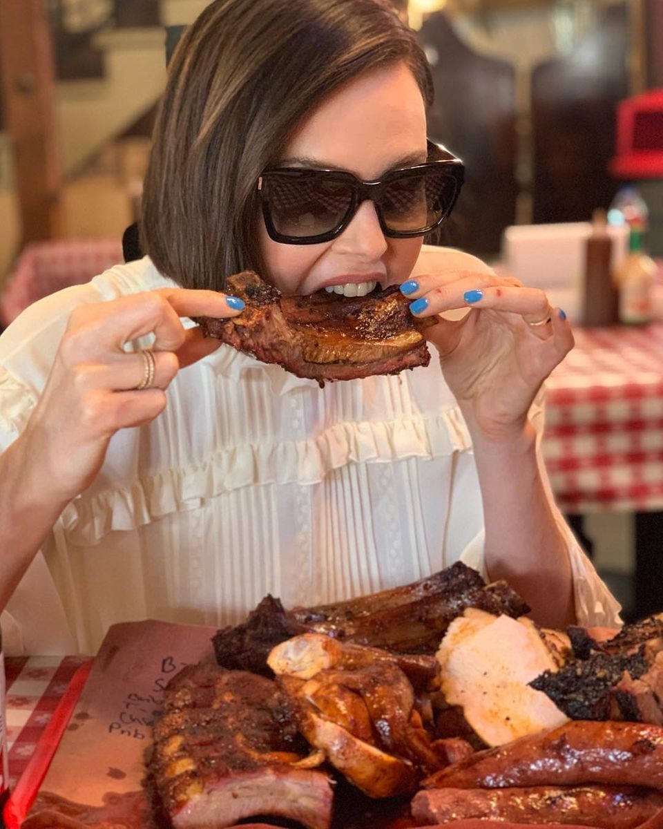 Fleischliebhaber kommen in Texas auf ihre Kosten: Diese Dame, die sich über einen Berg von Spareribs hermacht, ist keine geringere als Hollywoodschönheit Charlize Theron. "Austin ich f*** liebe dich", postet die Oscarpreisträgerin. Fleischliebhaber kommen in Texas auf ihre Kosten: Diese Dame, die sich über einen Berg von Spareribs hermacht, ist keine geringere als Hollywoodschönheit Charlize Theron. "Austin ich f*** liebe dich", postet die Oscarpreisträgerin.