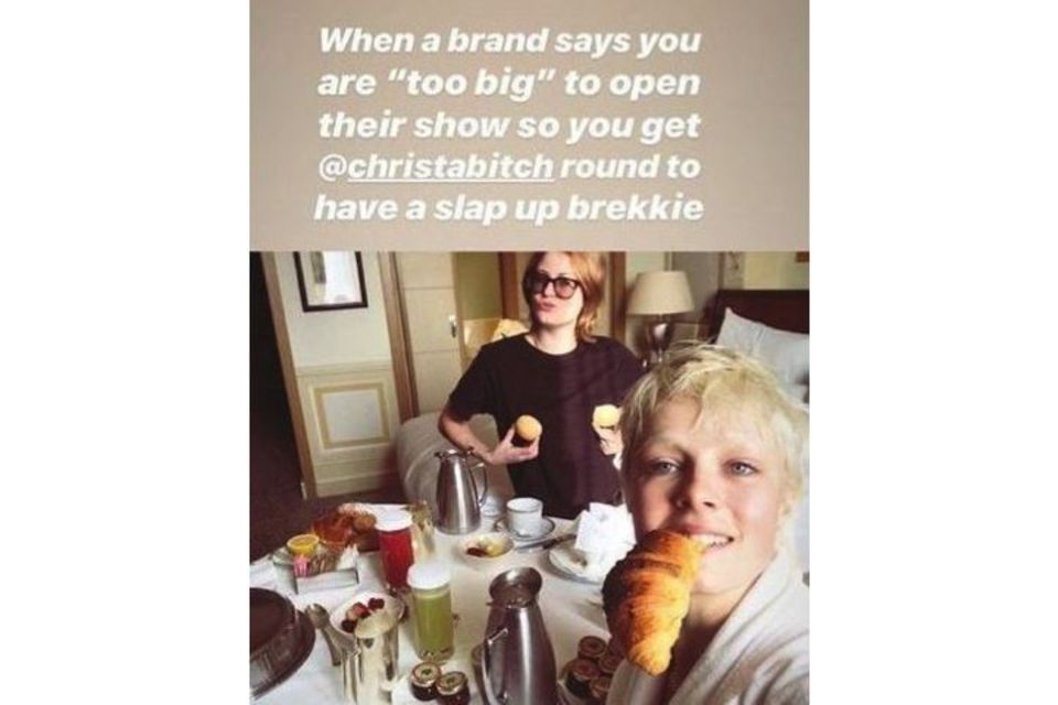 Brit-Supermodel Edie Campbell: Edie Campbell begegnet dem Bodyshaming mit Humor - und gönnt sich erst einmal ein Croissant. Edie Campbell begegnet dem Bodyshaming mit Humor - und gönnt sich erst einmal ein Croissant.