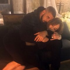 Drake  Es gab sie wohl, aber so richtig in Gang gekommen ist Jennifers Liaison mit Rapper Drake Ende 2016, Anfang 2017 nicht. Außer einigen Instagram-Bildern gab es nicht Offizielles, keine gemeinsamen Red-Carpet-Auftritte, keine Liebesschwüre. Vielleicht hat es mit einem Altersunterschied von 13 Jahren  einfach nicht gepasst.