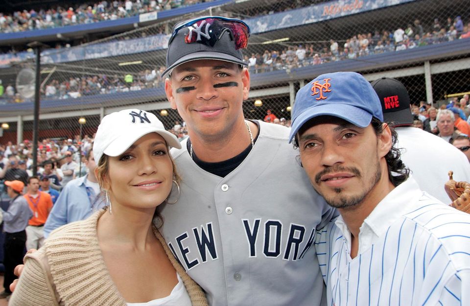 Das Lustige ist, dass A-Rod und Jennifer sich schon seit einigen Jahren kennen. Hier posiert das Ehepaar Lopez-Anthony im Mai 2005 mit dem Yankees-Star. Aber der Reihe nach ...