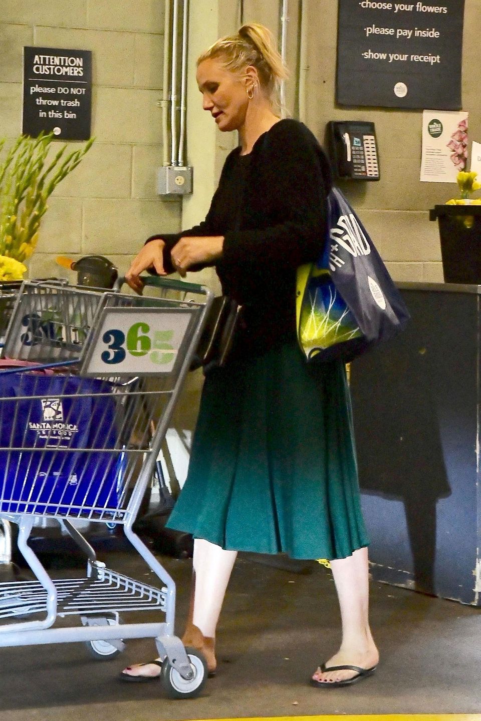 Cameron Diaz hat bei Whole Foods in Beverly Hills einige Einkäufe erledigt. Cameron Diaz hat bei Whole Foods in Beverly Hills einige Einkäufe erledigt.