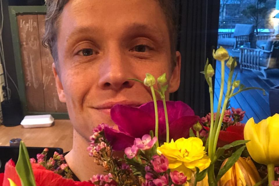 Matthias Schweighöfer: Freut sich Matthias Schweighöfer hier über Geburtstagsblumen von Ruby O. Fee? Freut sich Matthias Schweighöfer hier über Geburtstagsblumen von Ruby O. Fee?