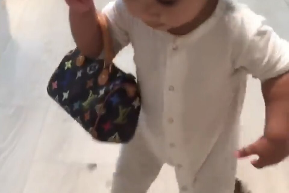 Kim Kardashian gibt Grund zur Aufregung: Chicago West ist ein Jahr alt und hat gerade das Laufen erlernt. Die hohen Stilettos von Christian Louboutin sollte Mama Kim ihr jedoch schnellstens ausziehen. Chicago West ist ein Jahr alt und hat gerade das Laufen erlernt. Die hohen Stilettos von Christian Louboutin sollte Mama Kim ihr jedoch schnellstens ausziehen.