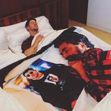 12. März 2019  Nick Jonas setzt mit der komplett bedruckten Bettwäsche vom John-Stamos-Foto noch einen drauf. Mal sehen, wie lange sie dieses lustige Spielchen treiben. Popcorn bitte!