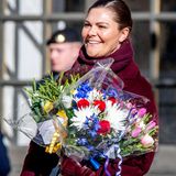 Prinzessin Victoria sieht Rot! Zu Ehren ihres Namenstags nimmt die 41-Jährige an den Feierlichkeiten in Stockholm teil und präsentiert sich den vielen Gratulanten strahlend und in edlem Weinrot. So kommen auch die vielen Blumen-Präsente am besten zur Geltung.