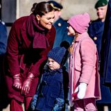 Ton in Ton kombiniert Prinzessin Victoria die verschiedenen Kleidungsstücke und zeigt sich in einem weinroten Mantel und einem elegant gebundenen Schal. Auch ihre ledernen Handschuhe sowie ihre Hose und die Wildleder-Boots strahlen in dem edlen Rotton.