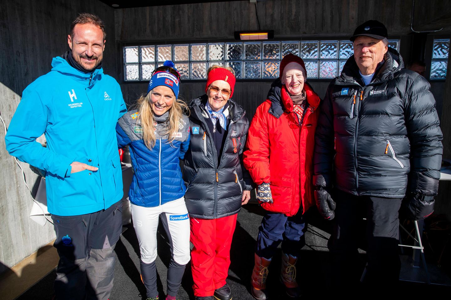 Befreundet und auch familiär verbunden: Norwegens Königsfamilie und Königin Margrethe von Dänemark (mit der Sportlerin Therese Ahaug, 2. v.l.)