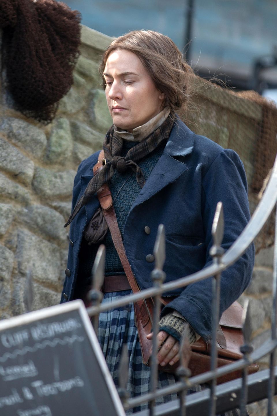 Ernst schaut Kate Winslet am Set von "Ammonite" in Dorset drein, ein Film über die Liebesgeschichte der Fossiliensammlerin Mary Anning und ihrer Freundin, den sie derzeit gemeinsam mit Saoirse Ronan dreht.