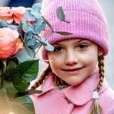 Die kleine Rosen-Prinzessin bezaubert nicht nur mit ihrer freundlichen Art, sondern auch mit ihrem schicken Zopf- und Mützenstyling.