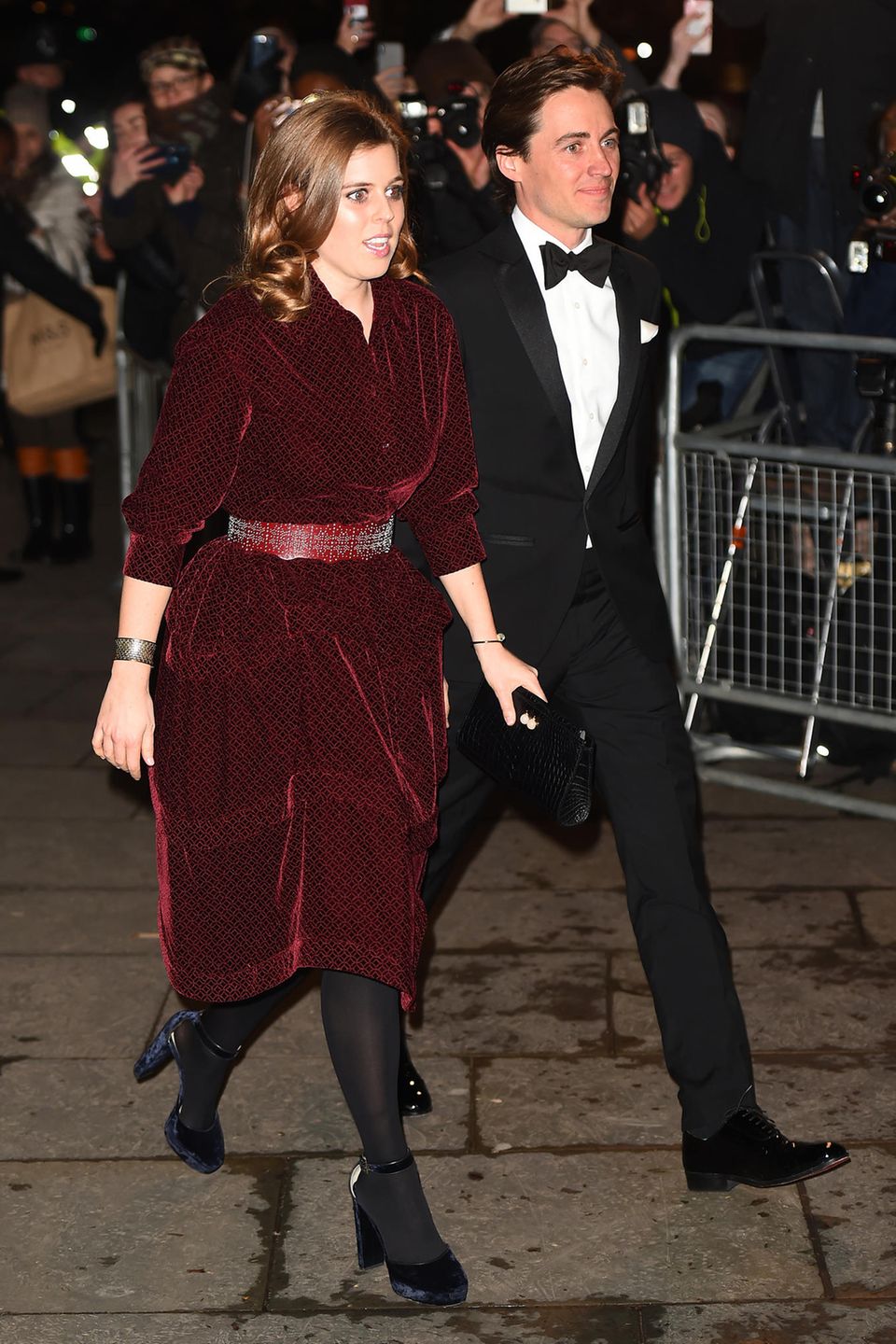 Prinzessin Beatrice zeigt bei der eleganten Gala erstmals ihren neuen Freund Edoardo Mapelli Mozzi. Für den festlichen Anlass trägt sie ein bordeauxrotes Kleid von Azzedine Alaia, das mit stolzen 6400 Euro zu Buche schlägt. Prinzessin Beatrice zeigt bei der eleganten Gala erstmals ihren neuen Freund Edoardo Mapelli Mozzi. Für den festlichen Anlass trägt sie ein bordeauxrotes Kleid von Azzedine Alaia, das mit stolzen 6400 Euro zu Buche schlägt.