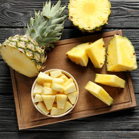 Ananas schneiden könnte mit diesem Trick ganz einfach werden