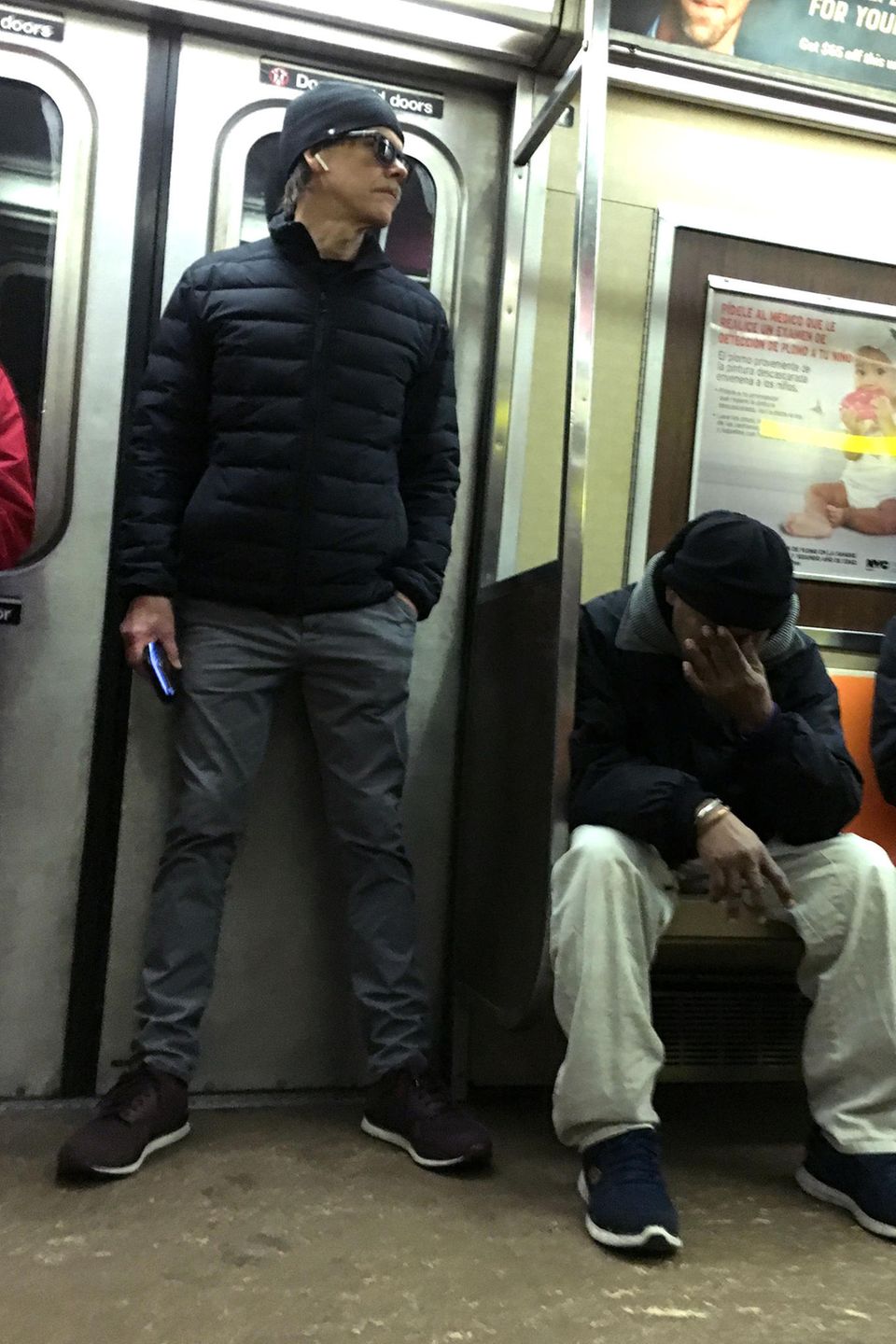 Gut getarnt schleicht sich Hollywoodstar Kevin Bacon in die NYC Subway. Wie aufregend!