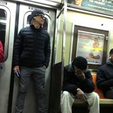 Gut getarnt schleicht sich Hollywoodstar Kevin Bacon in die NYC Subway. Wie aufregend!