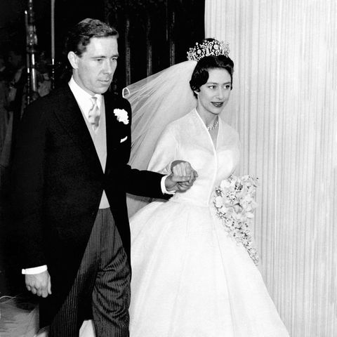 Antony Armstrong-Jones und Prinzessin Margaret zeigen sich nach ihrer Hochzeit in der Westminster Abbey in London am 6. Mai 1960.