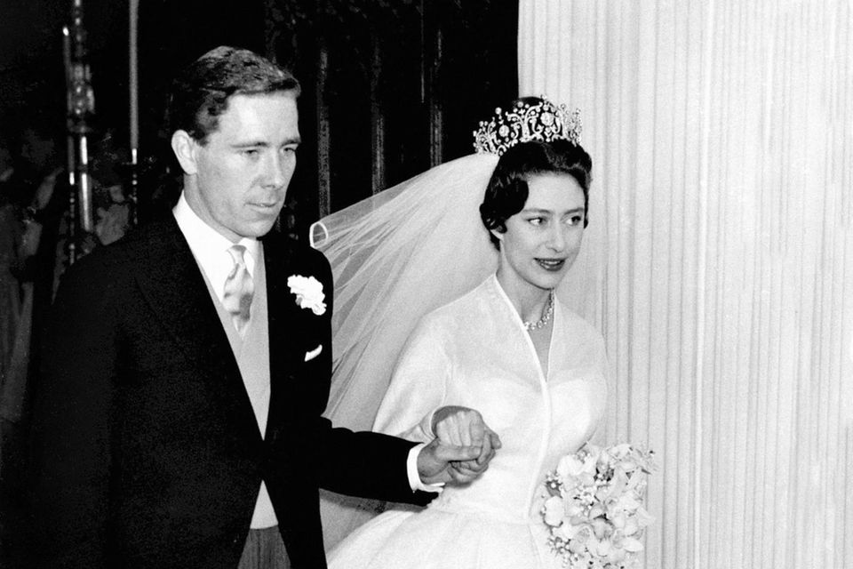 Antony Armstrong-Jones und Prinzessin Margaret zeigen sich nach ihrer Hochzeit in der Westminster Abbey in London am 6. Mai 1960.