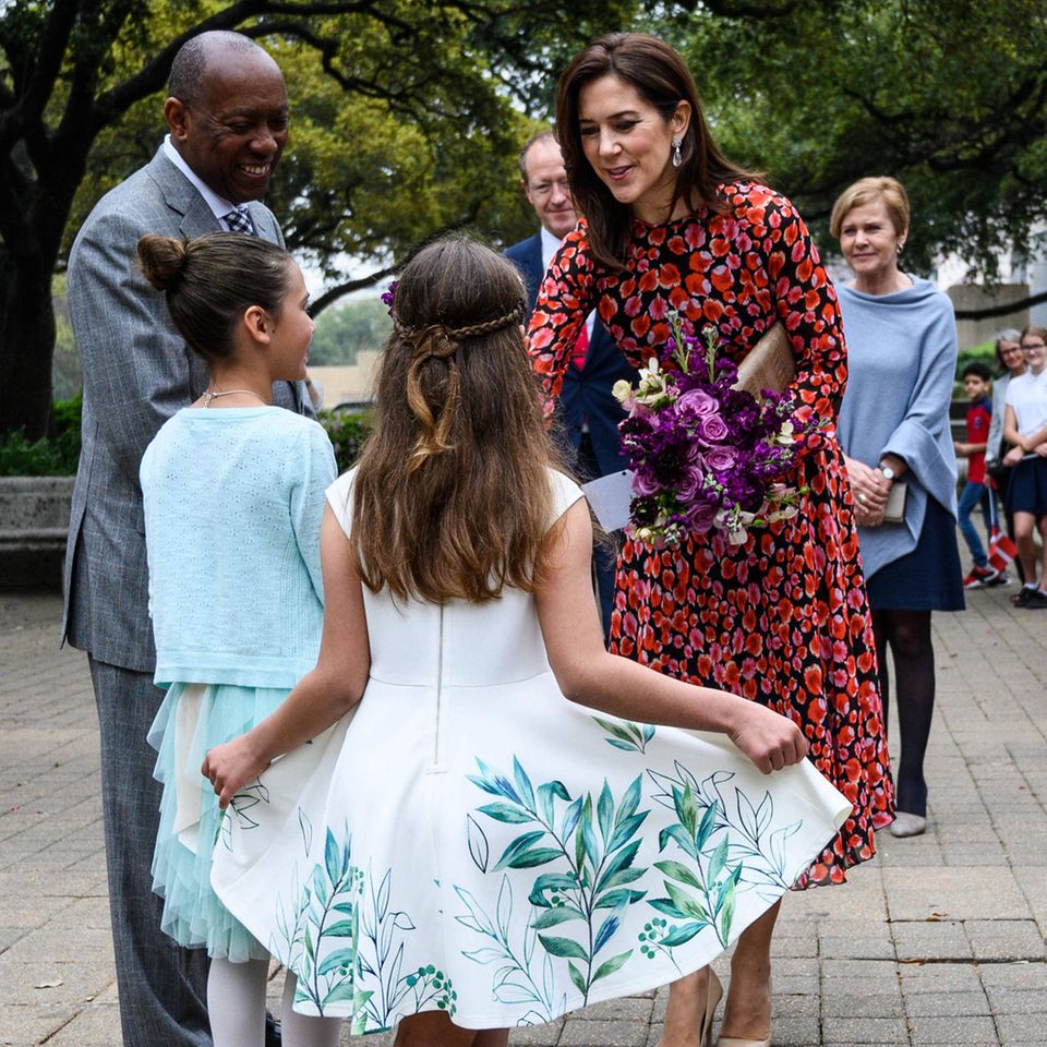 Kronprinzessin Mary bekommt von zwei kleinen Mädchen Blumen.