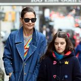 Was für ein entspanntes Mutter-Tochter-Duo: Katie Holmes und Suri Cruise schlendern in blauen Mänteln durch ihre Wahlheimat New York. Während Suri einen dunkelblauen Dufflecoat mit bunten Aufnähern trägt, hat sich Mama Katie für einen Trenchcoat aus Denim entschieden.