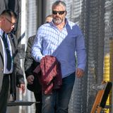 Auf dem Weg zur Show "Jimmy Kimmel Live!" erwischen Paparazzi diesen etwas in die Jahre gekommenen Schauspieler. In lässiger Jeans und einem schicken Hemd geht der 51-Jährige in die TV-Studios. Doch welches ehemalige Sexsymbol zeigt sich hier mit neuem Wohlfühlgewicht und grauem Bart?
