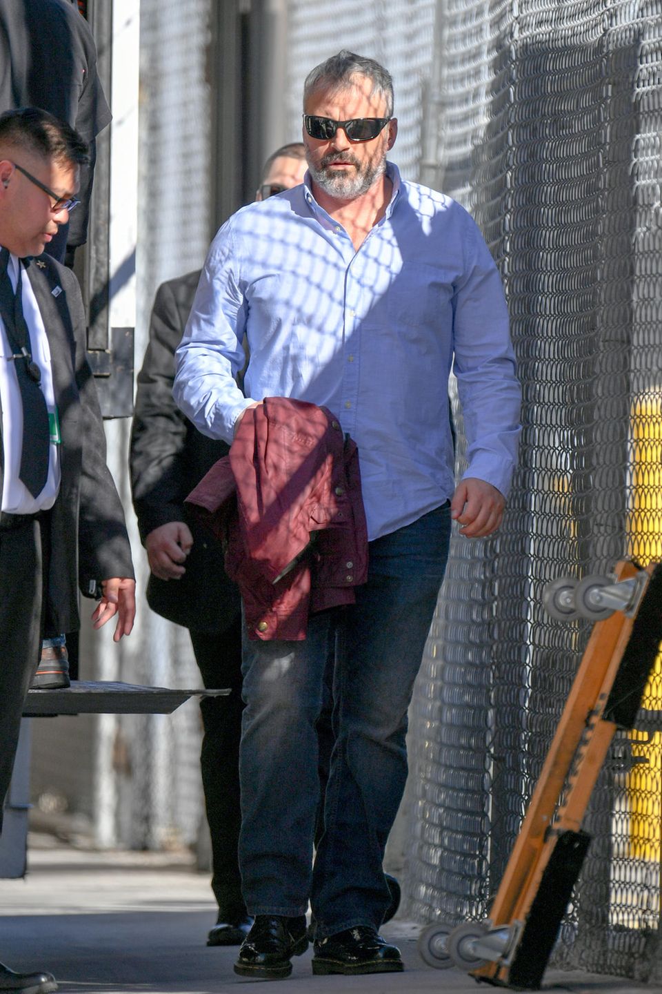 Auf dem Weg zur Show "Jimmy Kimmel Live!" erwischen Paparazzi diesen etwas in die Jahre gekommenen Schauspieler. In lässiger Jeans und einem schicken Hemd geht der 51-Jährige in die TV-Studios. Doch welches ehemalige Sexsymbol zeigt sich hier mit neuem Wohlfühlgewicht und grauem Bart?